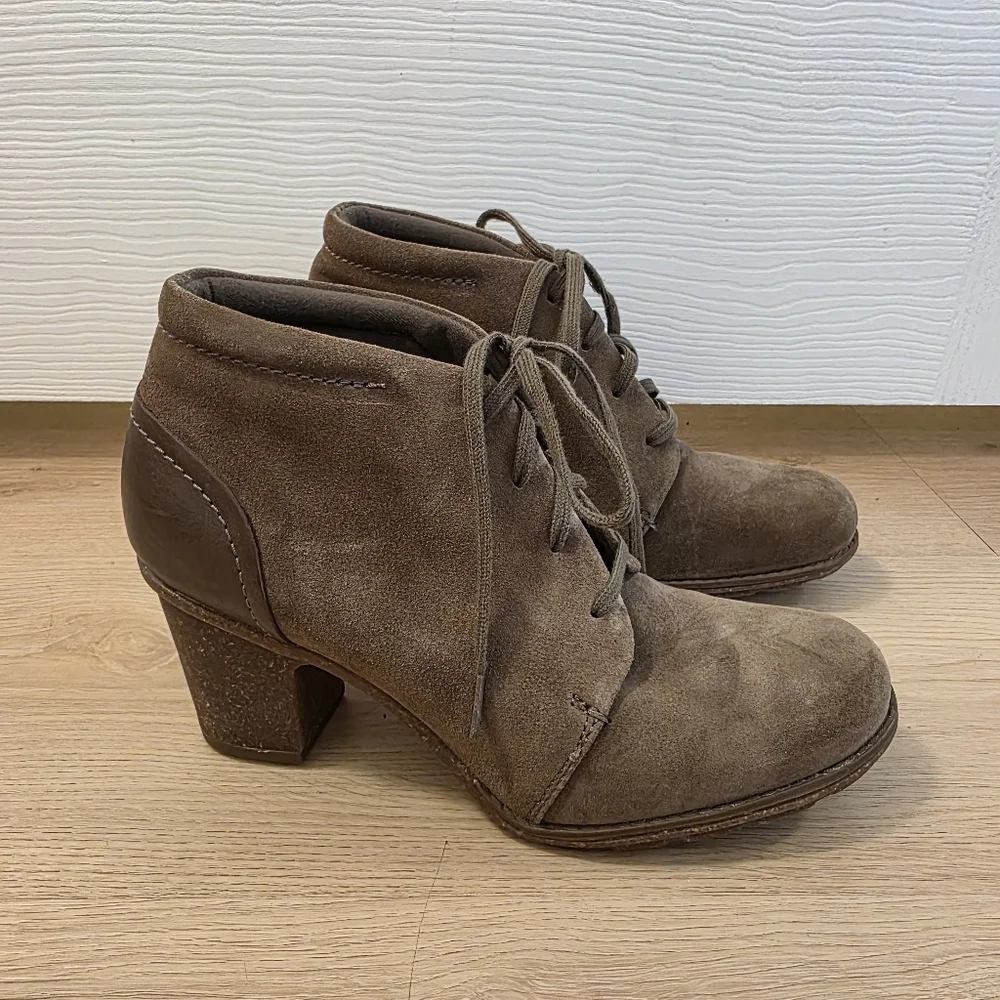 Clarks Taupe Suede Lace Up‎ Preppy Sophisticated Sashlin Sue Booties Shoes Sz 9M